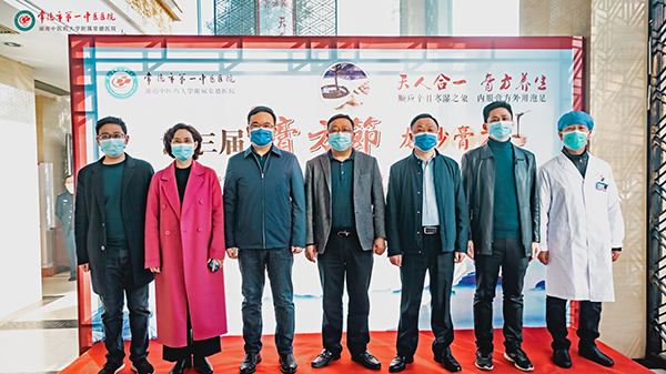 出席开幕式领导合影.jpg