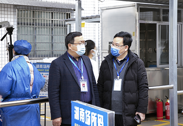 2 党委书记钟发平督导疫情防控工作.jpg